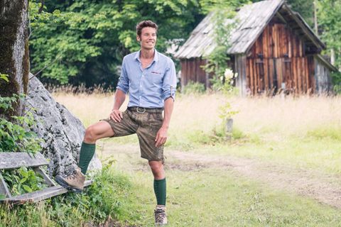 Gut aussehender Mann in traditionellen Lederhosen