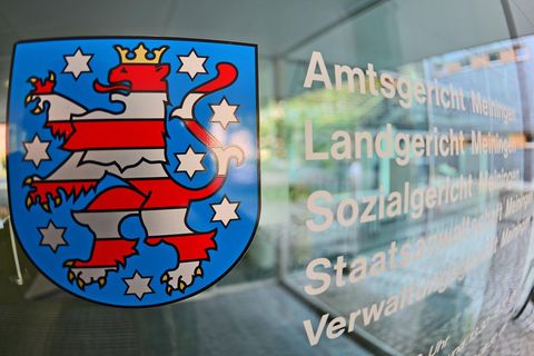 Die Scheibe des Justizzentrums mit dem Landgericht Thüringen