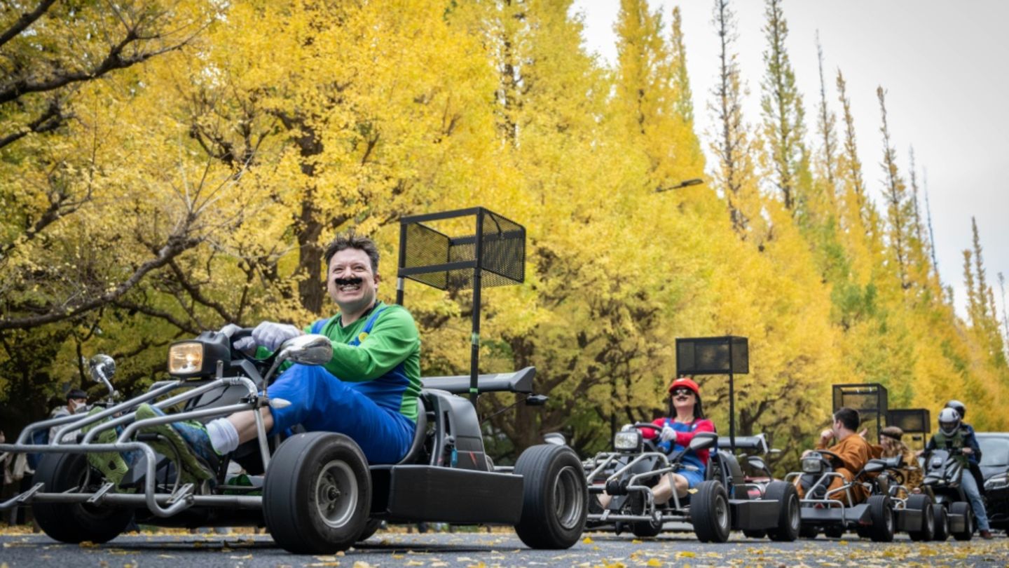 Gokartfahrer 2022 in Tokio, verkleidet als Super Mario