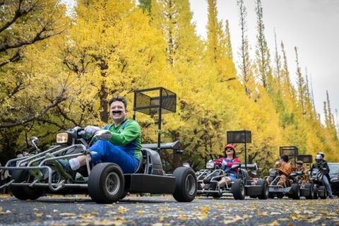 Gokartfahrer 2022 in Tokio, verkleidet als Super Mario