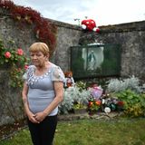 Ann O'Gorman wurde im Mutter-und-Kind-Heim in Tuam geboren. Bei einer Mahnwache für fast 800 Kinder, die in dem Heim starben, posiert sie vor dem Schrein, unter dem ein Massengrab vermutet wird