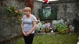 Ann O'Gorman wurde im Mutter-und-Kind-Heim in Tuam geboren. Bei einer Mahnwache für fast 800 Kinder, die in dem Heim starben, posiert sie vor dem Schrein, unter dem ein Massengrab vermutet wird