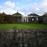 Der Gedenkgarten des St. Mary's Mother and Baby Homes in Tuam, Irland. Es wird vermutet, dass hier, in der ehemaligen Klärgrube des Heims, die sterblichen Überreste von 796 Kindern lagern. Zwischen 1921 und 1961 starb im Schnitt jedes vierte in dem Heim im County Galway geborene Kind – an heilbaren Krankheiten, Infektionen oder Unterernährung. Die vollständige Ausgrabung der Stätte und die Exhumierung der Leichen begann am Montag. Sie soll zwei Jahre dauern. Die Übersetzung von "Tuam" lautet übrigens "Grabhügel"