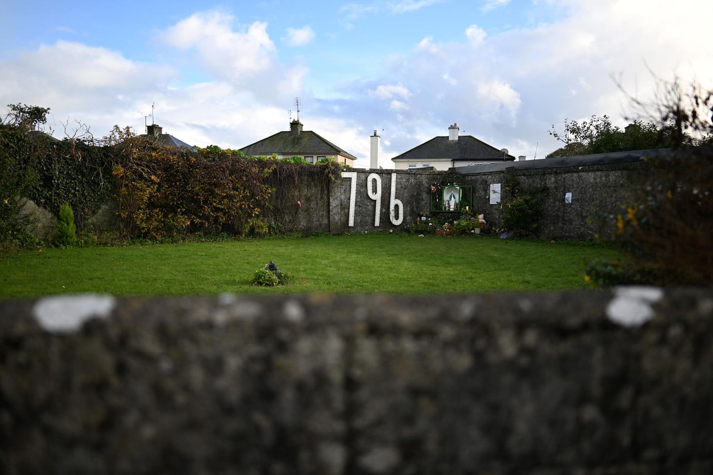 Der Gedenkgarten Der Gedenkgarten des St. Mary's Mother and Baby Homes in Tuam, Irland. Es wird vermutet, dass hier, in der ehemaligen Klärgrube des Heims, die sterblichen Überreste von 796 Kindern lagern. Zwischen 1921 und 1961 starb im Schnitt jedes vierte in dem Heim im County Galway geborene Kind – an heilbaren Krankheiten, Infektionen oder Unterernährung. Die vollständige Ausgrabung der Stätte und die Exhumierung der Leichen begann am Montag. Sie soll zwei Jahre dauern. Die Übersetzung von "Tuam" lautet übrigens "Grabhügel"