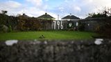 Der Gedenkgarten des St. Mary's Mother and Baby Homes in Tuam, Irland. Es wird vermutet, dass hier, in der ehemaligen Klärgrube des Heims, die sterblichen Überreste von 796 Kindern lagern. Zwischen 1921 und 1961 starb im Schnitt jedes vierte in dem Heim im County Galway geborene Kind – an heilbaren Krankheiten, Infektionen oder Unterernährung. Die vollständige Ausgrabung der Stätte und die Exhumierung der Leichen begann am Montag. Sie soll zwei Jahre dauern. Die Übersetzung von "Tuam" lautet übrigens "Grabhügel"