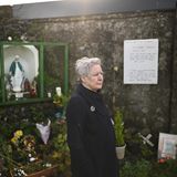 Carmel Larkin vor dem Schrein auf dem Gelände des ehemaligen Mutter-und-Kind-Heims, wo sie 1949 geboren wurde. "Diese Heime, das war unser Holocaust, nicht wahr?", sagte sie dem britischen Sender Sky News. Sie sucht bis heute nach ihrer Mutter, die sie nie kannte. "Ich habe nicht einmal ein Bild von ihr, ich weiß nicht, ob ich Geschwister habe. Ich habe keine Identität, weil ich nicht weiß, wer ich bin." Mit fünf Jahren wurde Larkin adoptiert