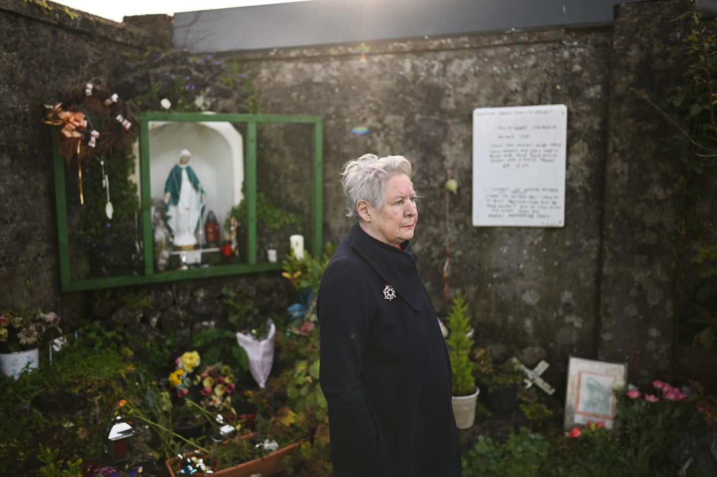Die Mutter nie gekannt Carmel Larkin vor dem Schrein auf dem Gelände des ehemaligen Mutter-und-Kind-Heims, wo sie 1949 geboren wurde. "Diese Heime, das war unser Holocaust, nicht wahr?", sagte sie dem britischen Sender Sky News. Sie sucht bis heute nach ihrer Mutter, die sie nie kannte. "Ich habe nicht einmal ein Bild von ihr, ich weiß nicht, ob ich Geschwister habe. Ich habe keine Identität, weil ich nicht weiß, wer ich bin." Mit fünf Jahren wurde Larkin adoptiert