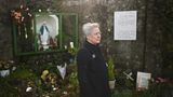 Carmel Larkin vor dem Schrein auf dem Gelände des ehemaligen Mutter-und-Kind-Heims, wo sie 1949 geboren wurde. "Diese Heime, das war unser Holocaust, nicht wahr?", sagte sie dem britischen Sender Sky News. Sie sucht bis heute nach ihrer Mutter, die sie nie kannte. "Ich habe nicht einmal ein Bild von ihr, ich weiß nicht, ob ich Geschwister habe. Ich habe keine Identität, weil ich nicht weiß, wer ich bin." Mit fünf Jahren wurde Larkin adoptiert