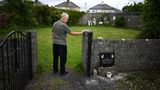 John Sennen Kelly verbrachte die ersten fünf Jahre seines Lebens im Mutter-und-Kind-Heim von Tuam. Das Foto zeigt ihn am 15. Juni im Gedenkgarten, wenige Wochen bevor dort die forensischen Ausgrabungen begannen