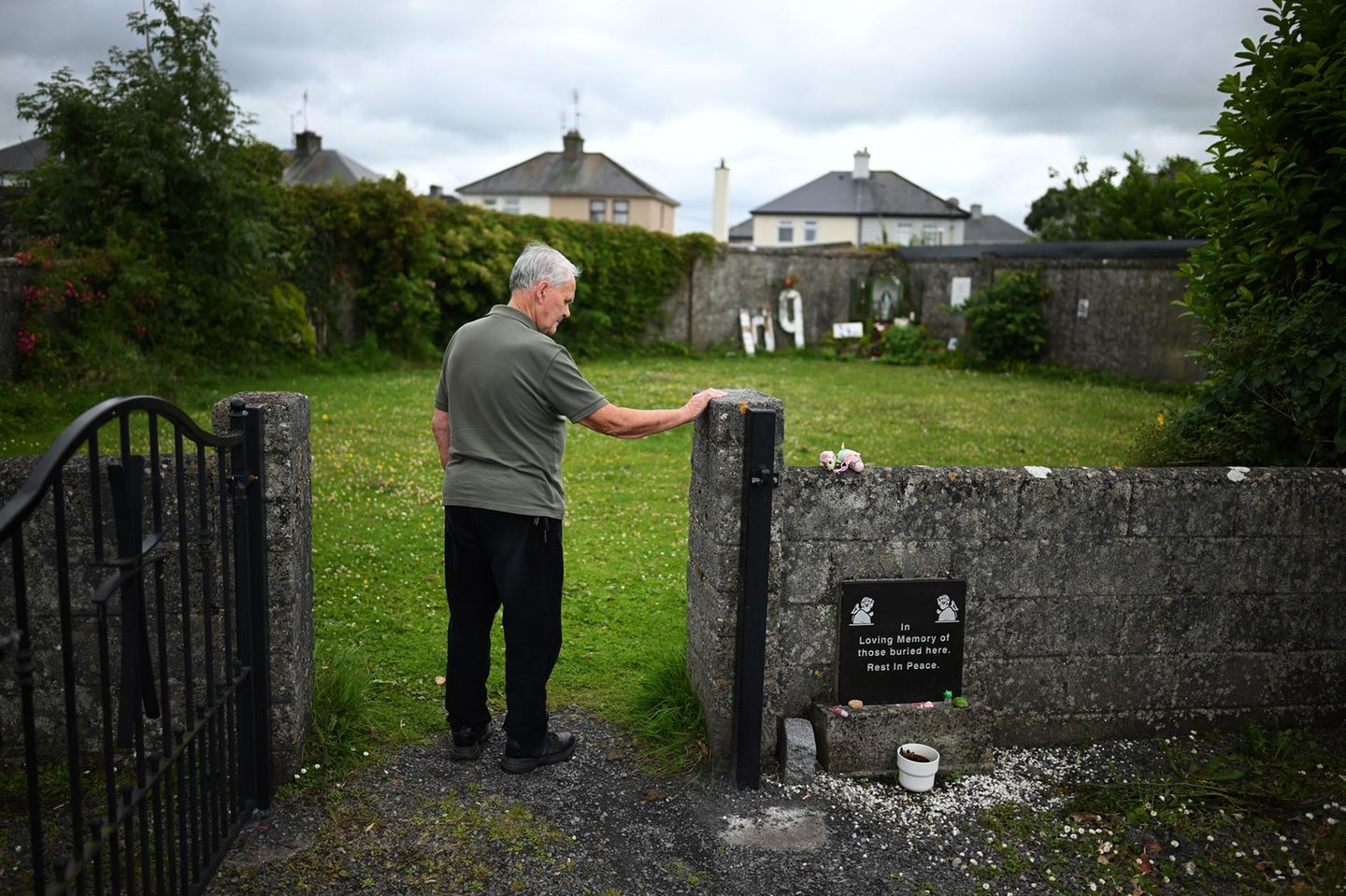 John Sennen Kelly verbrachte die ersten fünf Jahre seines Lebens im Mutter-und-Kind-Heim von Tuam. Das Foto zeigt ihn am 15. Juni im Gedenkgarten, wenige Wochen bevor dort die forensischen Ausgrabungen begannen