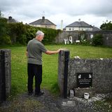 John Sennen Kelly verbrachte die ersten fünf Jahre seines Lebens im Mutter-und-Kind-Heim von Tuam. Das Foto zeigt ihn am 15. Juni im Gedenkgarten, wenige Wochen bevor dort die forensischen Ausgrabungen begannen
