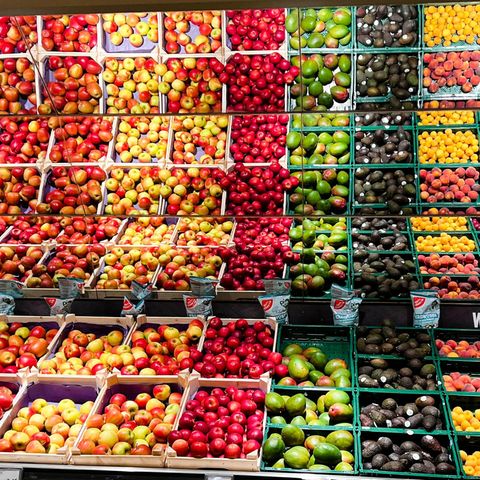 Große Obsttheke mit Spiegelung oben im Supermarkt
