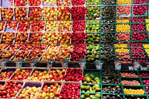 Große Obsttheke mit Spiegelung oben im Supermarkt