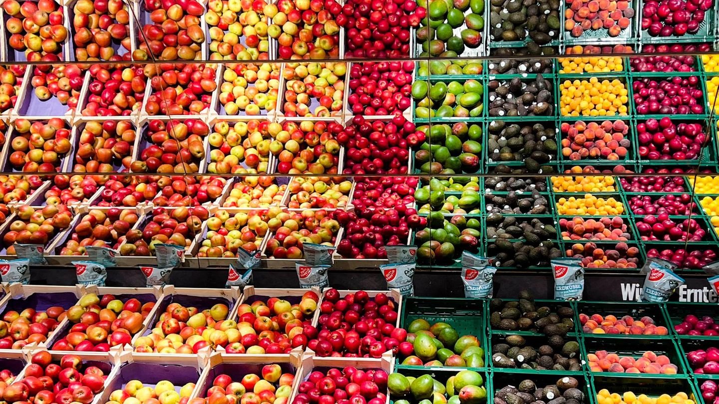 Große Obsttheke mit Spiegelung oben im Supermarkt