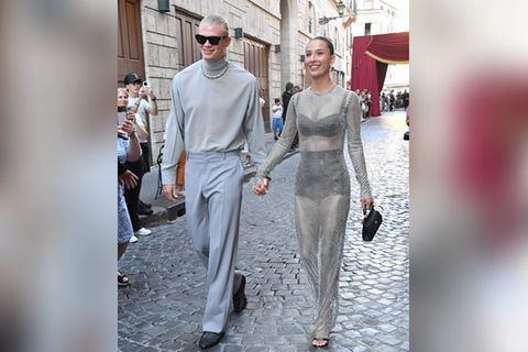 Erling Haaland und seine Freundin Isabel Haugseng Johansen kamen zur Dolce & Gabbana Modenschau in Rom.