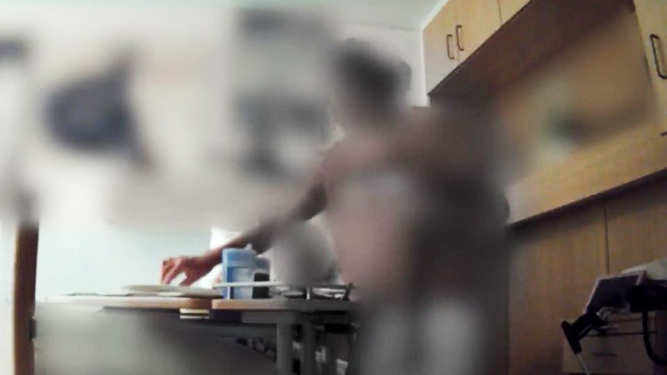 Altenpflegerin Karin B. quält Senioren – Angehörige prangern Untätigkeit an Altenpflegerin Karin B. quält Senioren – Angehörige prangern Untätigkeit an