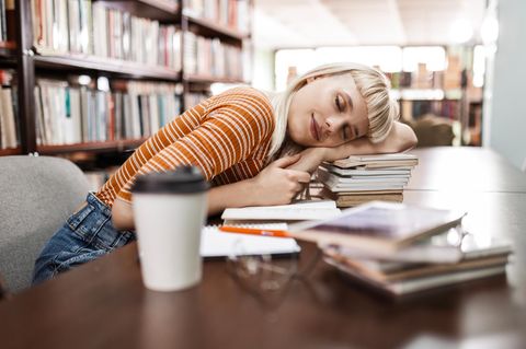 Powernap: Frau legt bei der Arbeit ein Nickerchen ein