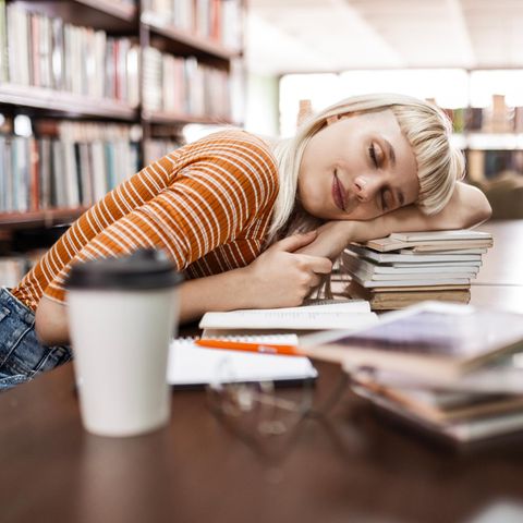 Powernap: Frau legt bei der Arbeit ein Nickerchen ein