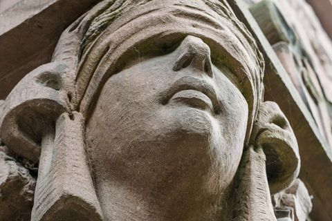 Eine Skulptur von Justitia hängt an einer Säule am Eingang zum Amtsgericht Oldenburg (Symbolbild Klage)