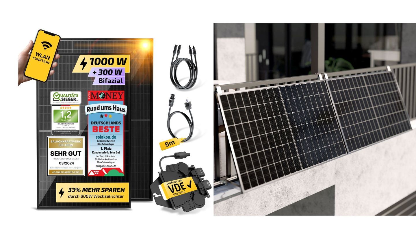 Zwei schwarze Balkonkraftwerk-Solarpanels sind an der Brüstung eines Balkons angebracht.
