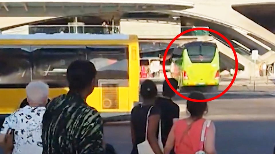 Fahrerloser Flixbus kracht in Bahnhofsgebäude Flixbus kracht in Bahnhofsgebäude