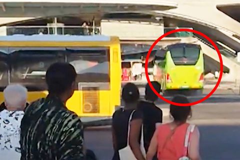 Flixbus kracht in Bahnhofsgebäude