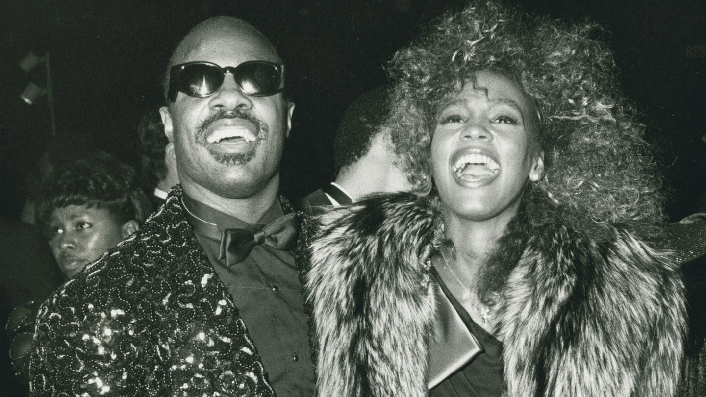 Stevie Wonder und Whitney Houston beiml American Music Awards 1986