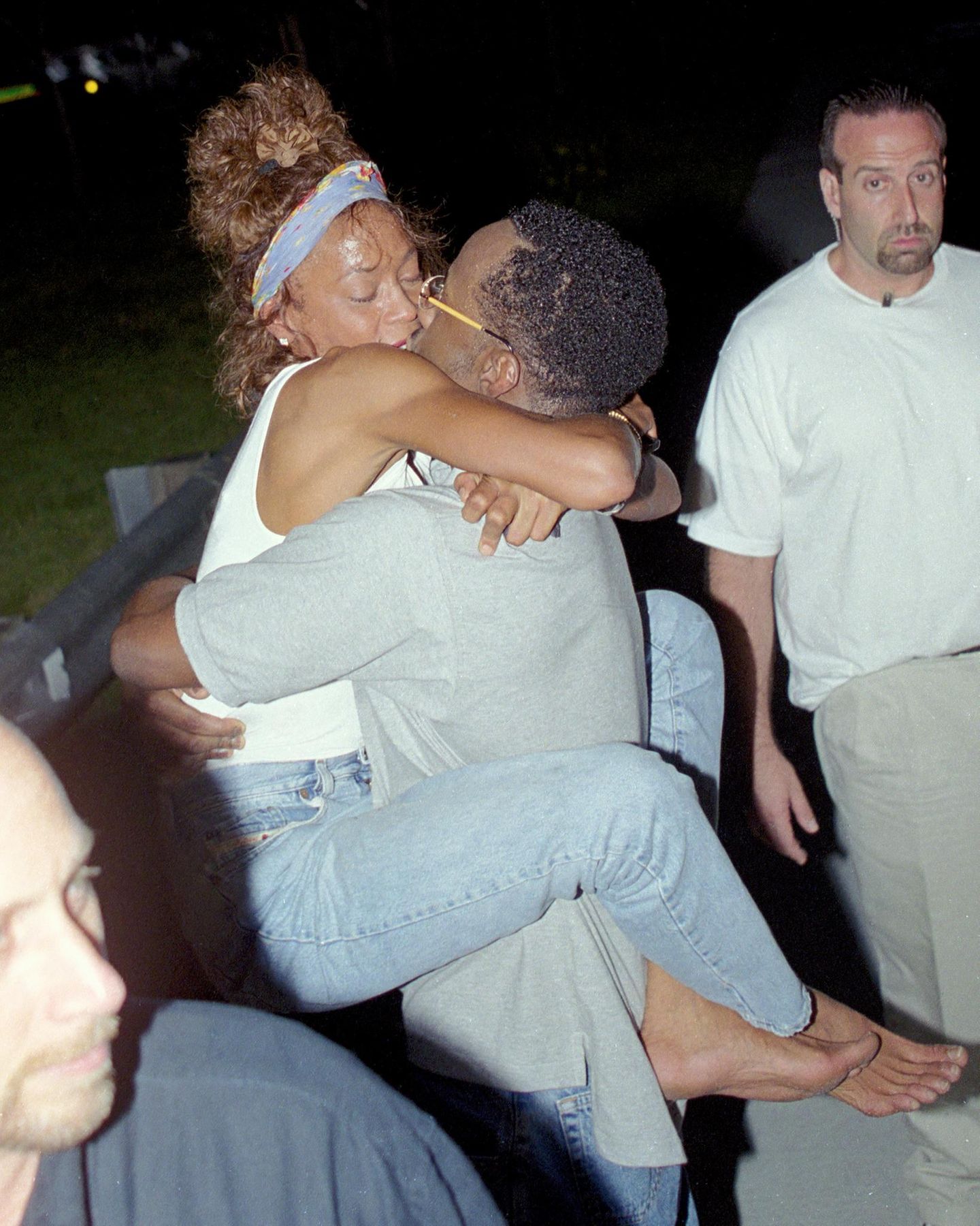 Whitney Houston und Bobby Brown umarmen sich kurz nach seiner Haftentlassung
