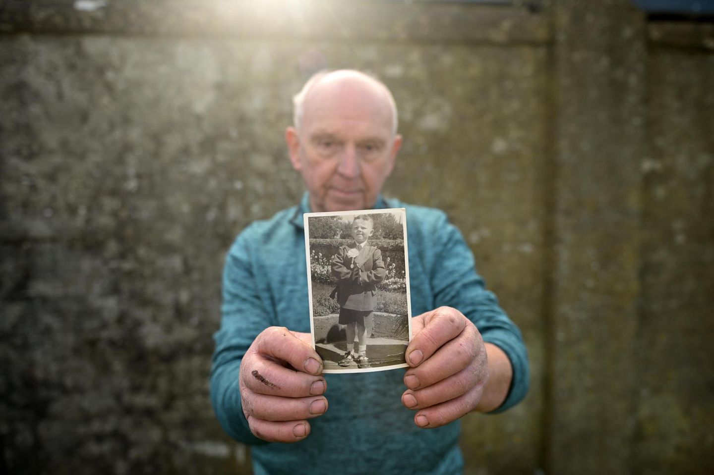 Leben ohne Liebe P.J. Haverty hält ein Kinderfoto in die Kamera