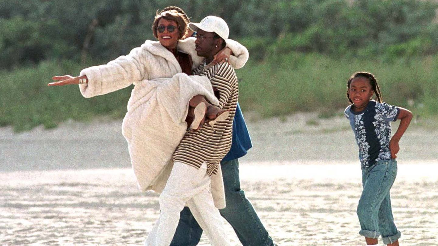Whitney Houston mit Bobby Brown und Tochter 1999 am Strand von Miami