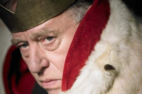 Claus Peymann mit Königskrone