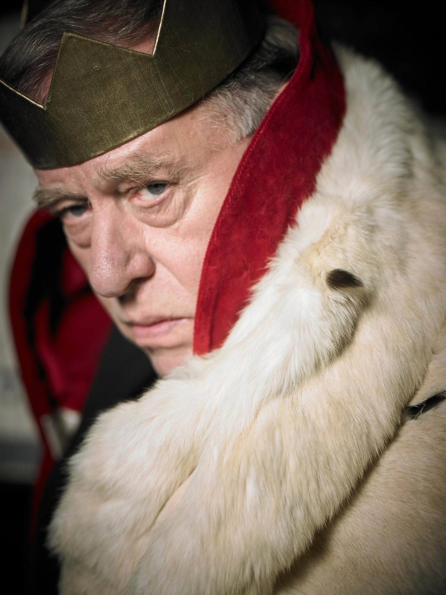 Claus Peymann mit Königskrone