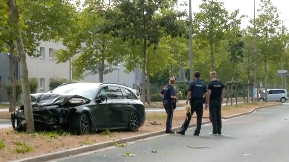 Mercedes zieht 800 Meter Chaos-Spur durch Erlangen