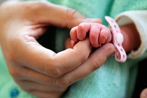 Hand eines Neugeborenen - Geburtenziffer sinkt weiter