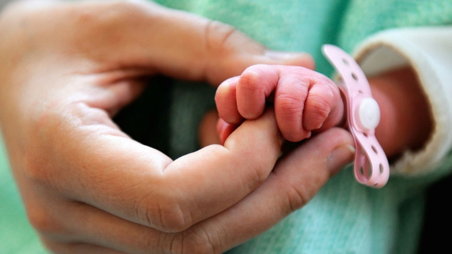 Hand eines Neugeborenen - Geburtenziffer sinkt weiter