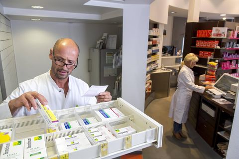 Apotheker ärgert, dass man Medikamente online günstiger bekommt
