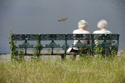 Rente: Rentnerinnen auf einer Bank