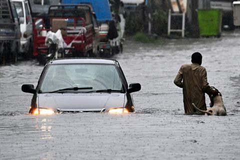 Überflutete Straße in Rawalpindi