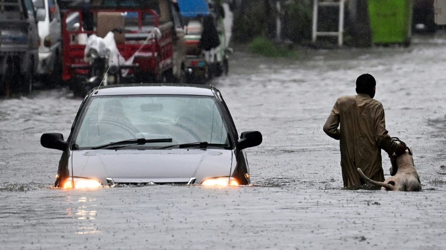 Überflutete Straße in Rawalpindi