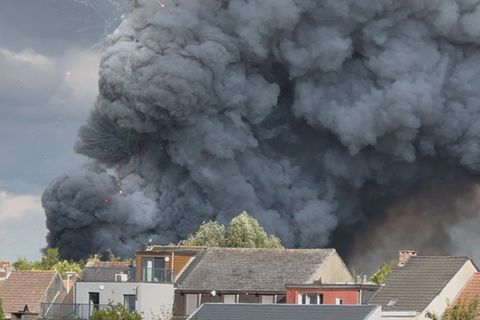 Rauch steigt über Boom in Belgien, wo das Tomorrowland-Festival stattfindet.