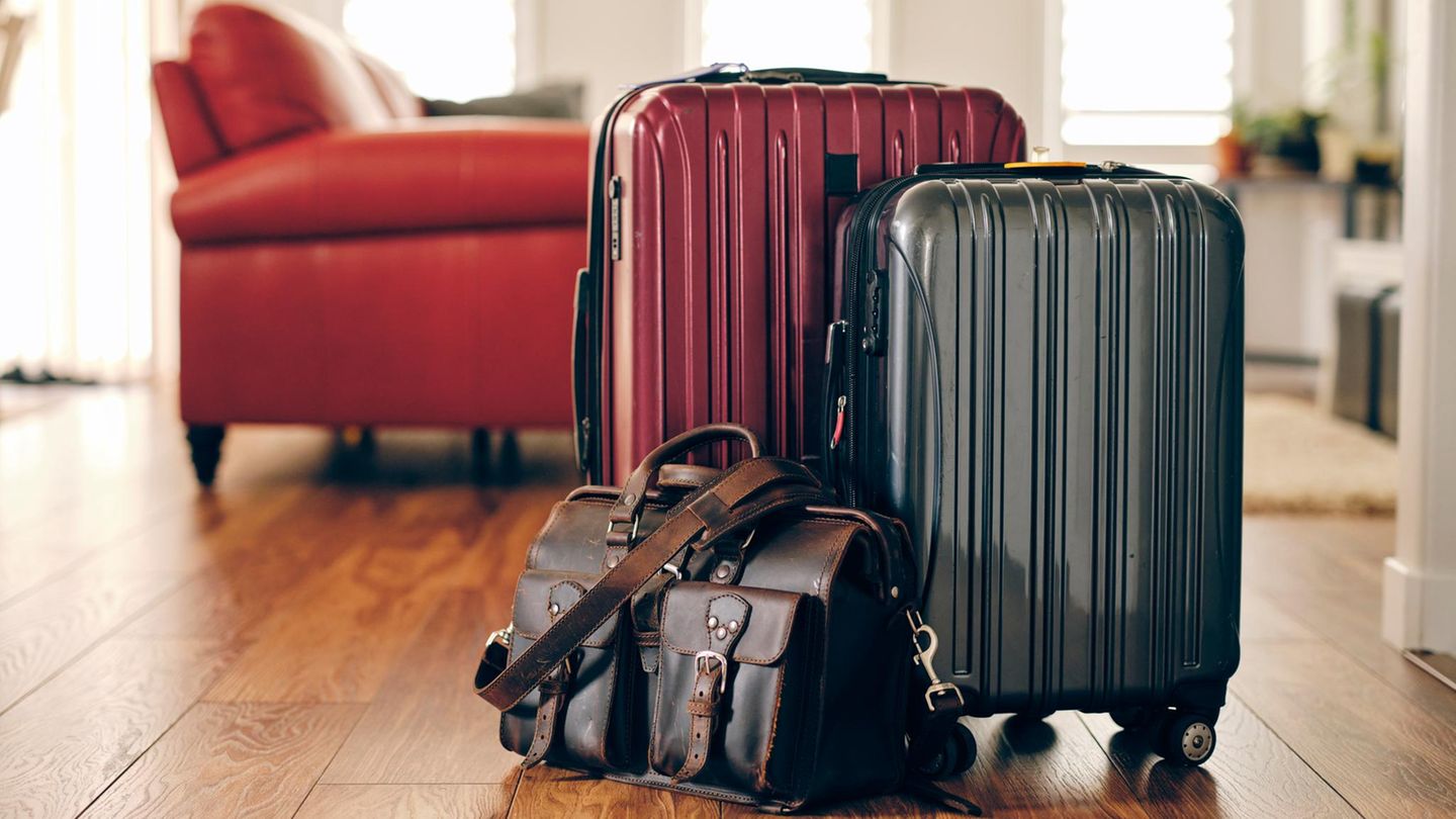 Deals des Tages: Zwei Reisekoffer stehen in einem Wohnzimmer