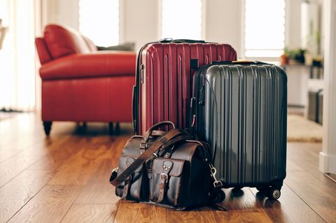 Deals des Tages: Zwei Reisekoffer stehen in einem Wohnzimmer