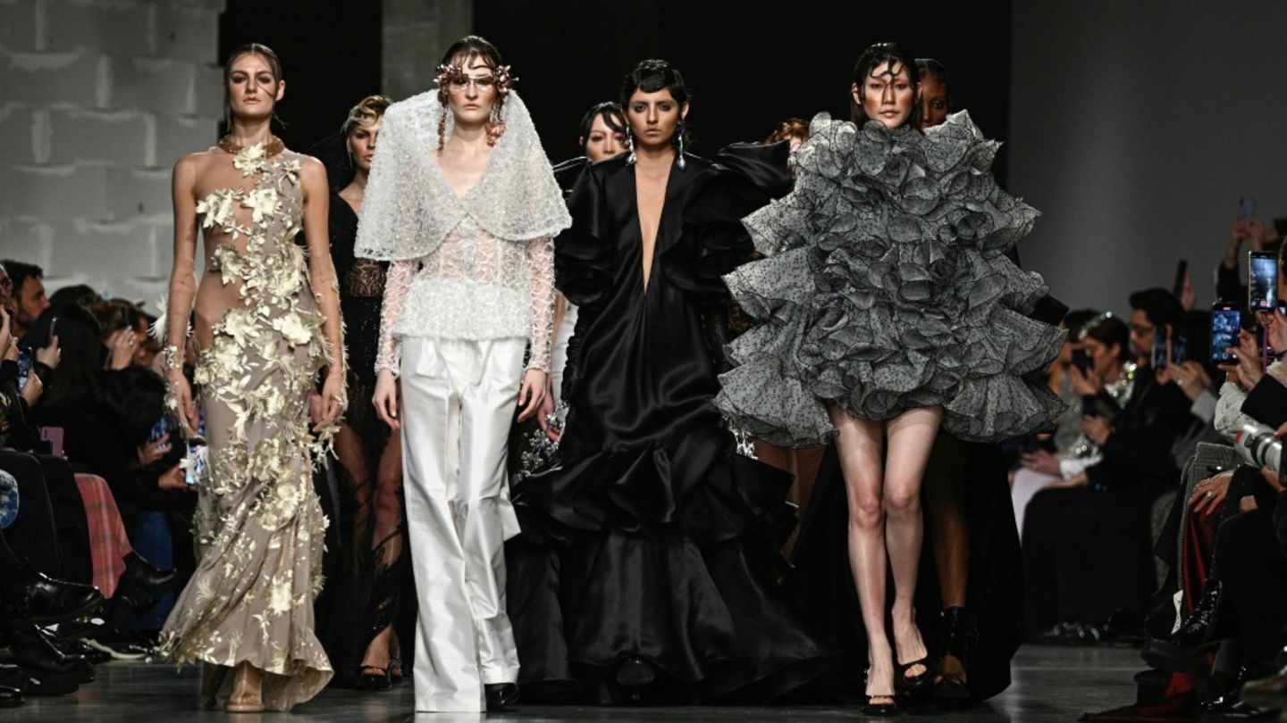 Models auf Laufsteg in Paris