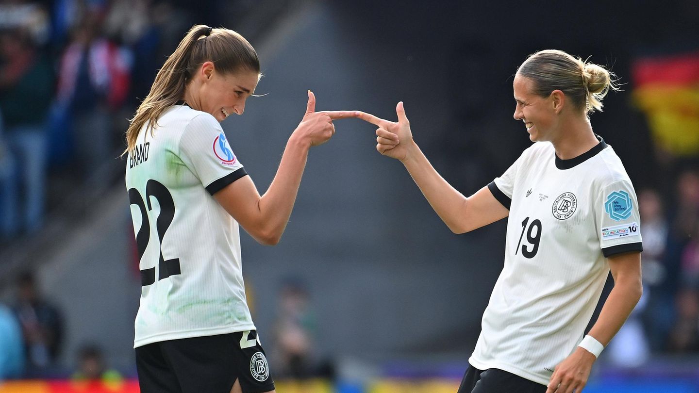 Jule Brand (l.) und Klara Bühl feiern ein Tor bei der Frauen-EM
