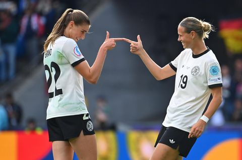 Jule Brand (l.) und Klara Bühl feiern ein Tor bei der Frauen-EM