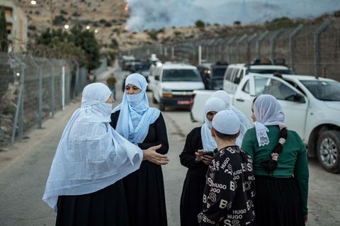 Israelische Drusen an der Grenze zu Syrien, um ihre Glaubensmitglieder zu unterstützen