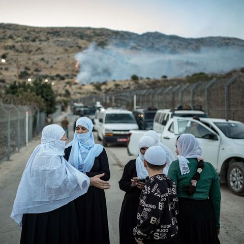 Israelische Drusen an der Grenze zu Syrien, um ihre Glaubensmitglieder zu unterstützen