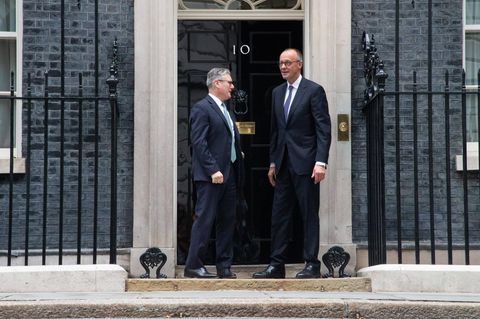 Keir Starmer und Friedrich Merz vor dem Haus in der Downing Street 10