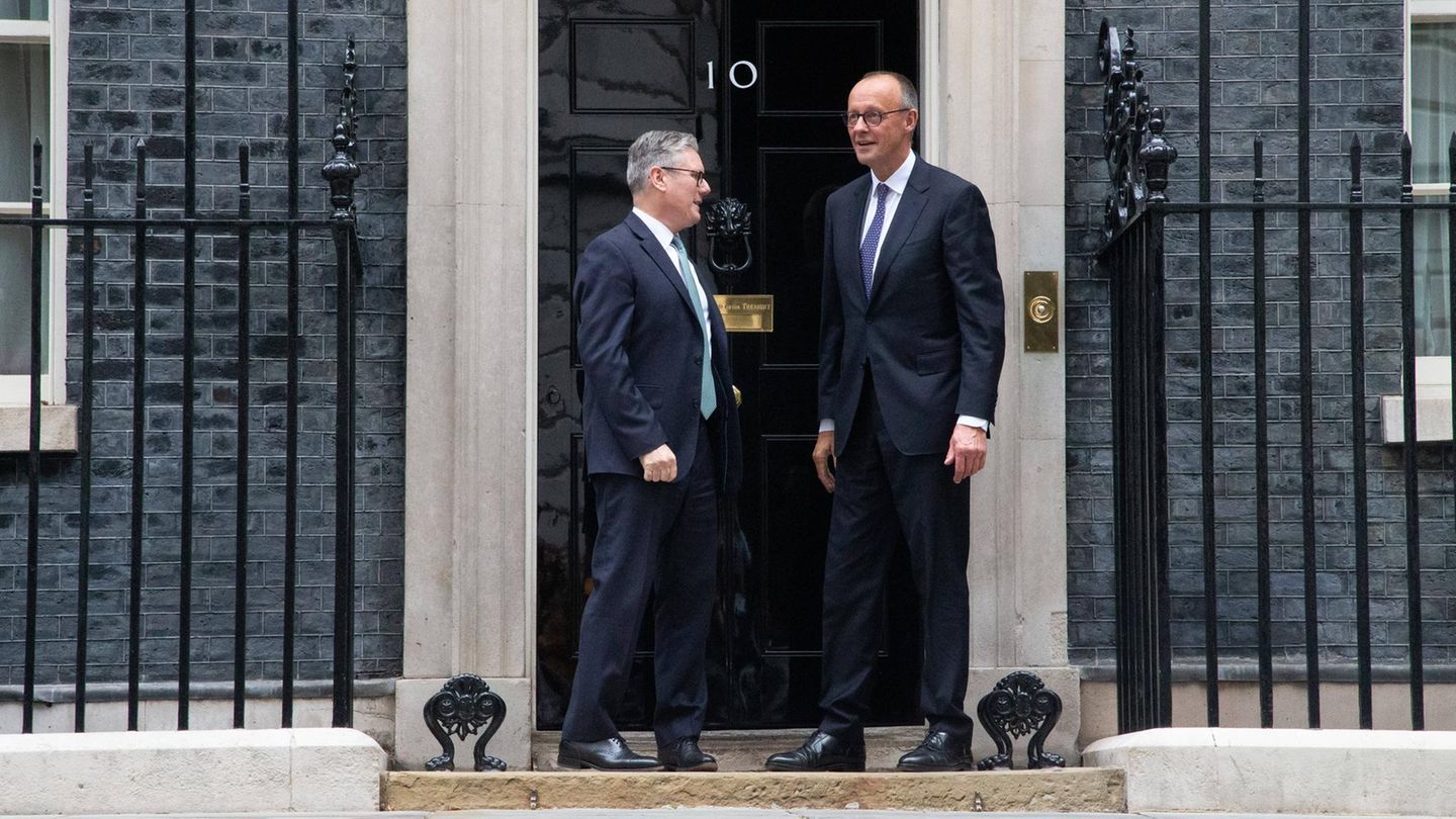 Friedrich Merz und Keir Starmer Keir Starmer und Friedrich Merz vor dem Haus in der Downing Street 10
