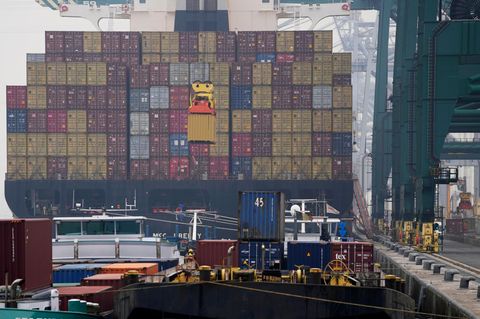 Belgien, Antwerpen: Ein Container wird im Hafen auf ein Containerschiff verladen